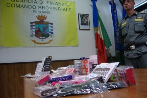 GdF-sequestro-oggetti-marchi-contraffatti DSC04025