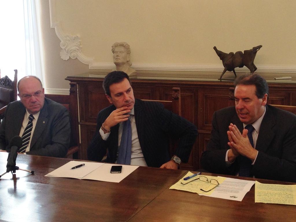 2013 12 17 Immagine conferenza stampa su situazione edilizia scolastica provinciale