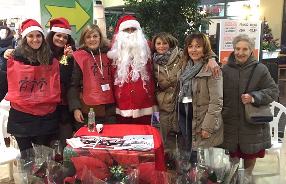 volontarie AIL con Babbo Natale