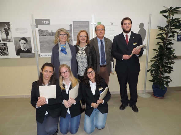 foto-di-gruppo-mostra-con-studenti1