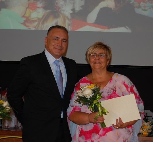 Luciano Pietro premia Teresa Ruggeri 1