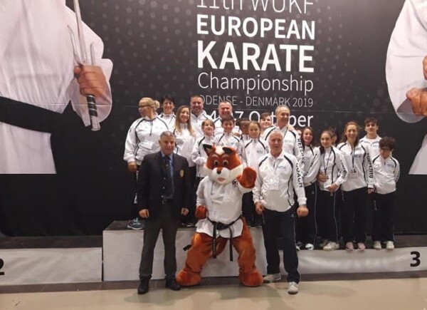 Foto Gruppo con Mascotte..