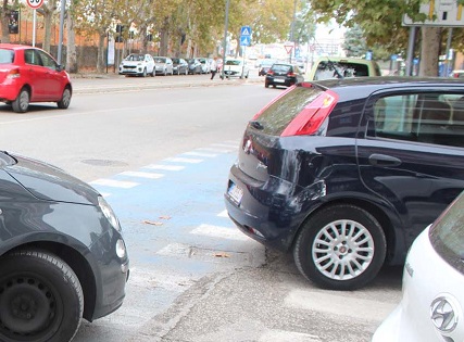 Foto auto in colonna sulla pista ciclabile
