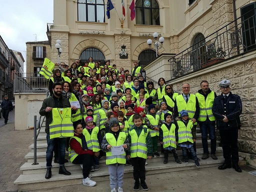 Piedibus foto davanti Comune