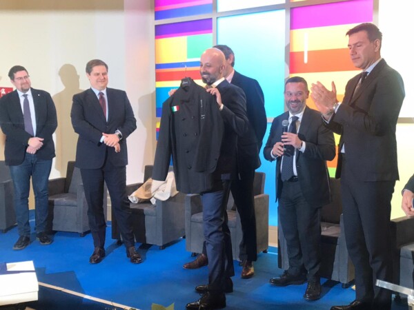 Foto consegna blusa divisa a chef Niko Romito1