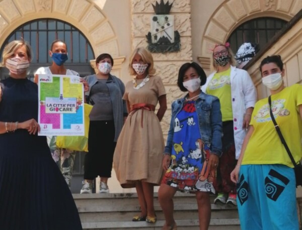 la città per giocare foto comune