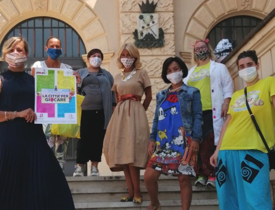 la città per giocare foto comune