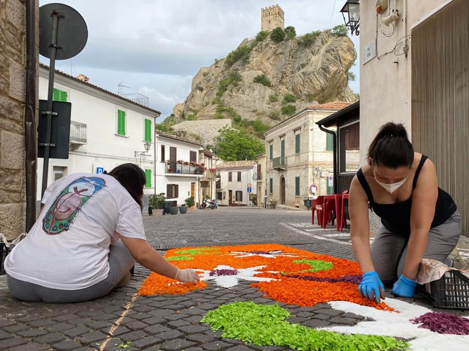 Infiorata_Roccascalegna
