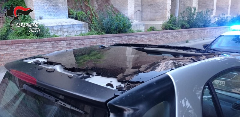 Ortona_auto_colpita_sassi