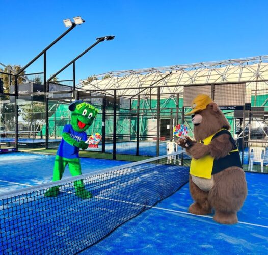 Le due Mascotte nel campo di Padel