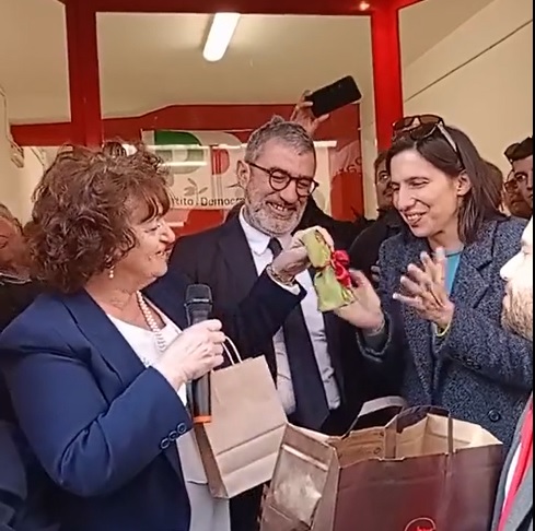 Rosetta Madonna dona campanella alla Shlein