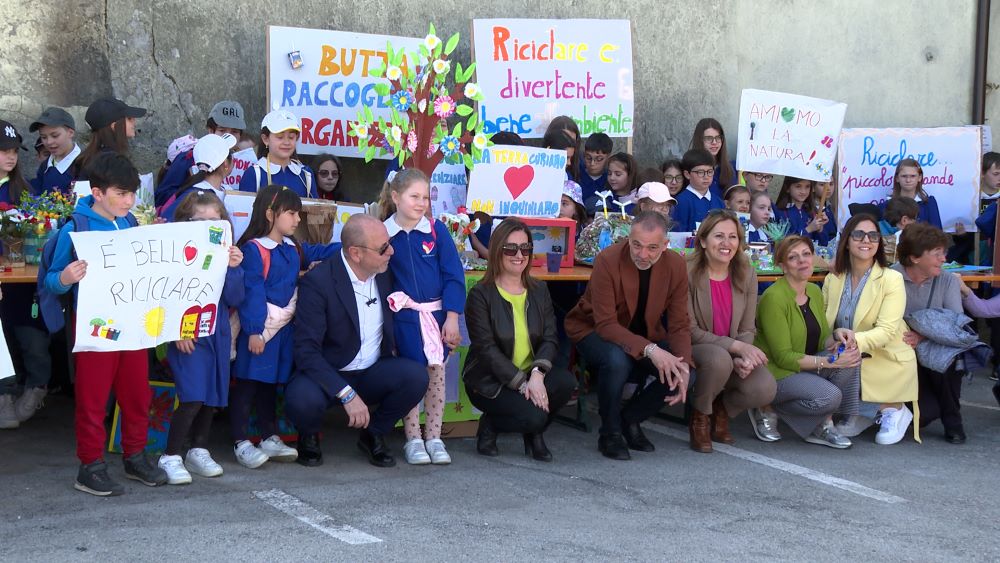 FOTO-DI-GRUPPO-Ecolan-a-Quadri-Se-Ricicli-Ti-Premio