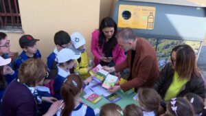 PRESIDENTE-RANIERI-CONSEGNA-LIBRI-AI-BAMBINI-QuadriSeRicicliTiPremio
