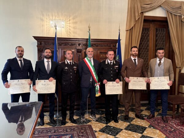 sindaco premia carabinieri 1
