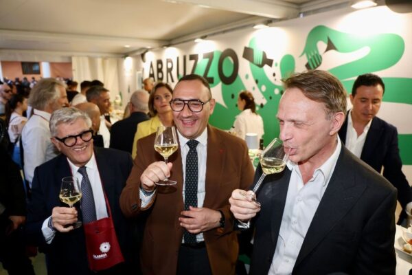 Lollobrigida nello stand Abruzzo